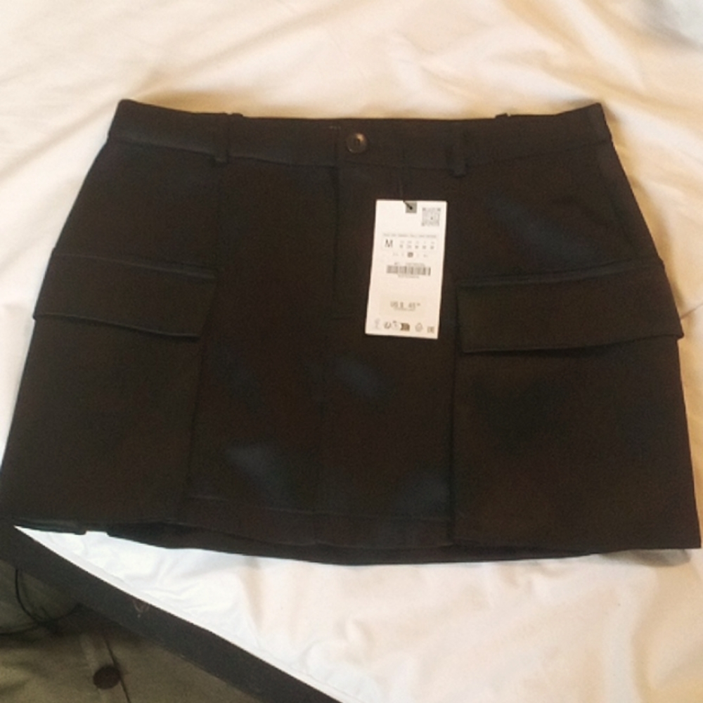 Black Zara skirt side pockets